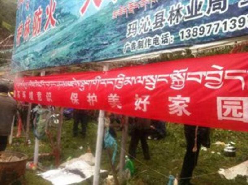 图片：中国当局在青海省玛沁县拉加寺圣山开矿引藏民抗议。（受访人提供）