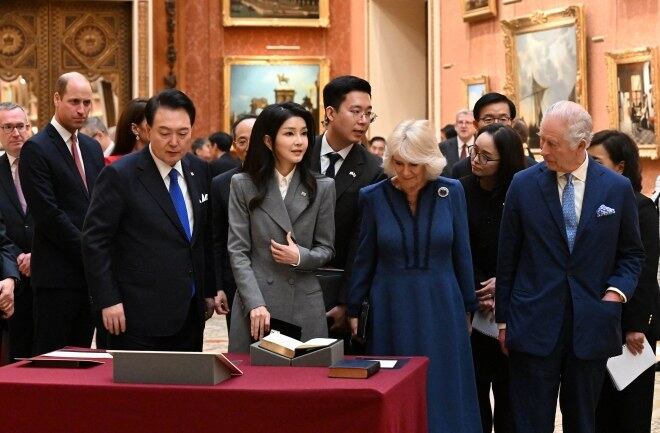 영국을 국빈 방문한 윤석열 대통령과 부인 김건희 여사가 21일(현지시간) 런던 버킹엄궁에서 찰스 3세 영국 국왕, 커밀라 왕비와 소장품을 관람하고 있다.