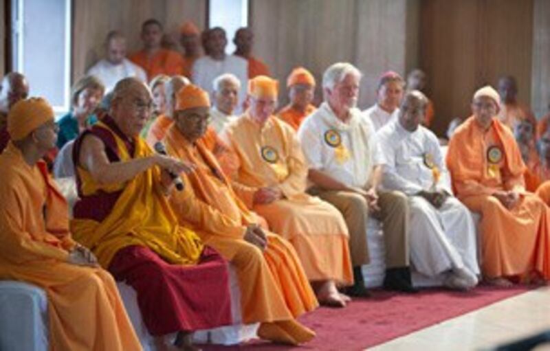 图片： 达赖喇嘛在世界各宗教祈福活动上发言。 （达赖喇嘛网站/记者丹珍）