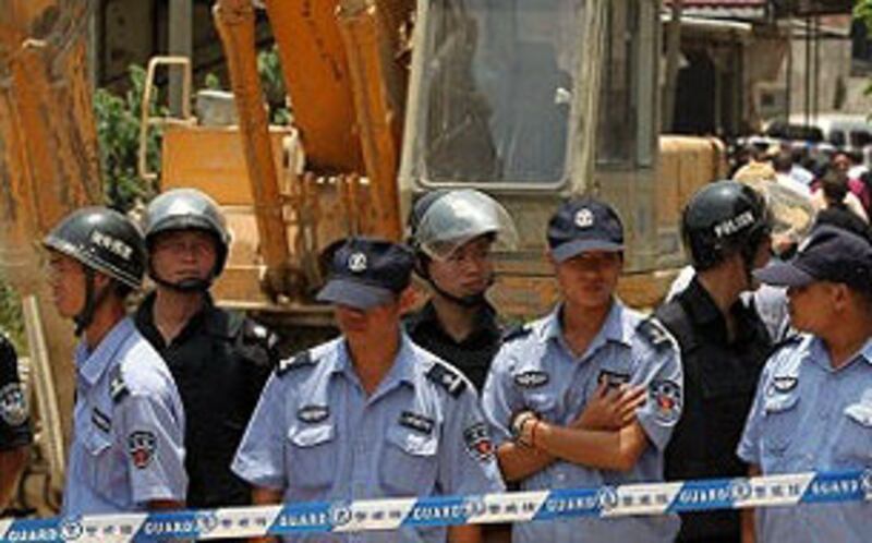 大批強拆人員包括武警拉起警戒線，禁止任何人進入。（鄰村村民楊先生提供）