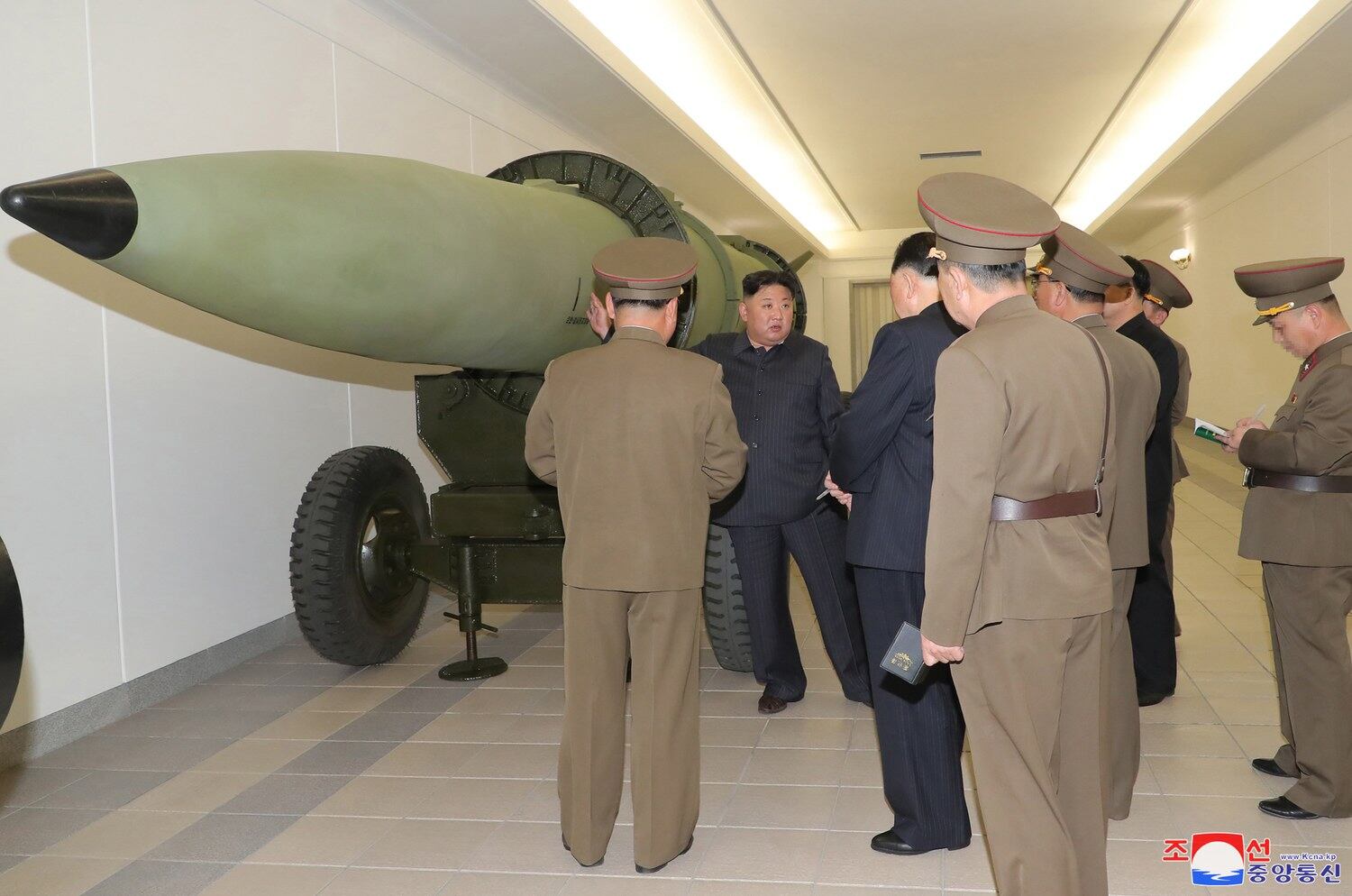 김정은 북한 총비서는 핵무기병기화사업을 지도하고 핵반격작전계획과 명령서를 검토했다. 김 총비서는 "조선민주주의인민공화국 핵무기연구소로부터 핵무기발전방향과 전략적방침에 따라 공화국핵무력을 질량적으로 강화하기 위한 최근 년간의 사업정형과 생산실태"에 대해 보고받았다고 북한 관영매체인 조선중앙통신이 지난달 28일 보도했다.
