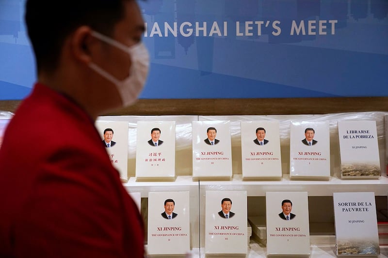 2020年11月4日,在上海举行的第三届中国国际进口博览会媒体中心的展台上,陈列着翻译成外文的习近平书籍。(路透社)