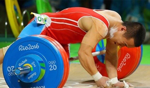 7일 오후(현지시간) 브라질 리우데자네이루 리우센트루 역도 경기장에서 열린 남자역도 56Kg급 A조 경기에서 북한의 엄윤철이 용상 2차시기 올림픽 기록인 169Kg에 도전하다 실패하고 있다. 엄윤철은 세계기록을 세우며 선전한 중국의 룽칭취안에게 뒤져 은메달을 차지했다.