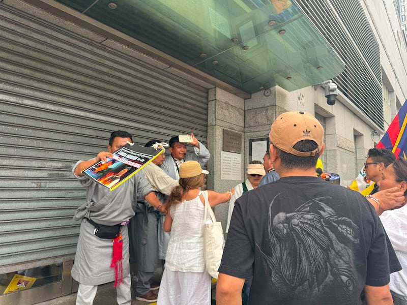 ལས་འགུལ་བ་ཚོས་ཡི་གེ་སྐྱེལ་སྐབས་རྒྱ་ནག་གཞུང་ཚབ་ཡན་ལག་ཁང་དུ་འཛུལ་རྒྱུར་བཀག་འགོག་བྱས་པ།༢༠༢༦།༧།༡༦ (RTYC NYNJ)