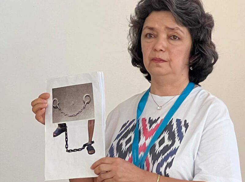 لاگېر شاھىتى قەلبىنۇر سىدىق خانىم لاگېر ۋە تۈرمىلەردىكى مەھبۇسلارنىڭ پۇتىغا سالىدىغان ئىشكەلنى كۆرسىتىپ تۇرۇپ گۇۋاھلىق بەرمەكتە. 2024-يىلى 29-ئاۋغۇست، كوپېنھاگېن، دانىيە.