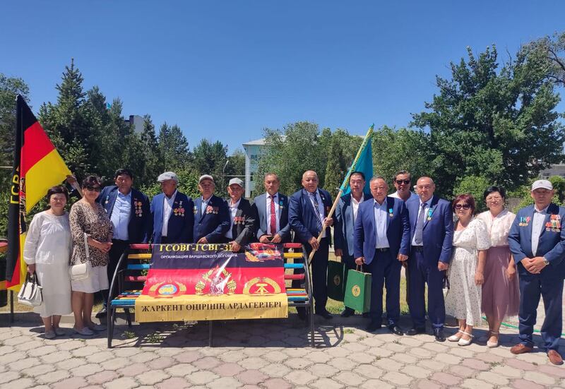 ناتسىستلار گېرمانىيەسىگە قارشى ئۇرۇشتا قۇربان بولغان قېرىنداشلىرىنى خاتىرىلەپ، خىزمەت كۆرسەتكەنلەرگە ھۆرمەت بىلدۈرۈپ ئۆتكۈزۈلگەن پائالىيەتتىن كۆرۈنۈش. 2024-يىلى 9-ماي، ياركەنت، قازاقىستان.