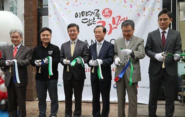 박찬봉 사회복지공동모금회 사무총장(왼쪽부터), 이성진 사장, 홍용표 통일부 장관, 박광식 현대자동차 부사장, 김동호 목사, 허용준 미래나눔재단 이사가 서울 영등포구 문래동 이야기를 담은 라멘 문래점에서 열린 현대자동차그룹과 함께하는 북한이탈주민 창업역량강화사업 OK셰프 1호 매장 개업식에서 테이프 커팅식을 하고 있다.