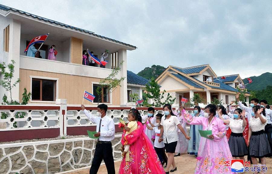 지난 10일 북한 노동당 기관지 노동신문이 보도한 자강도 사진에 주민들이 마스크를 착용하고 있다.