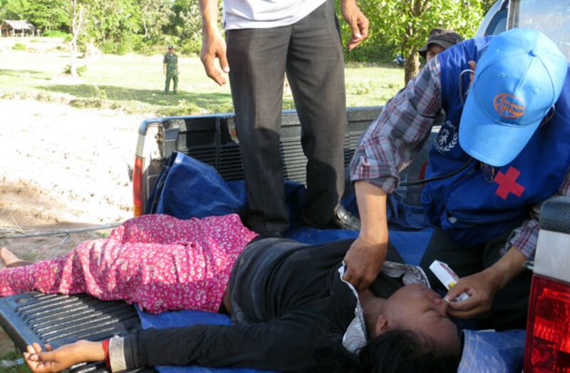 អ្នក​ភូមិ​សន្លប់​ក្នុង​ពេល​ប៉ះទង្គិច​ជាមួយ​កម្លាំង​សមត្ថកិច្ច​ចម្រុះ​និង​កម្មករ​ក្រុមហ៊ុន ខេ.ឌី.ស៊ី នៅ​ភូមិ​ឡពាង ឃុំ​តាជេស ស្រុក​កំពង់ត្រឡាច ខេត្ត​កំពង់ឆ្នាំង កាល​ពី​ថ្ងៃ​ទី​៧ កក្កដា ឆ្នាំ​២០១៤។