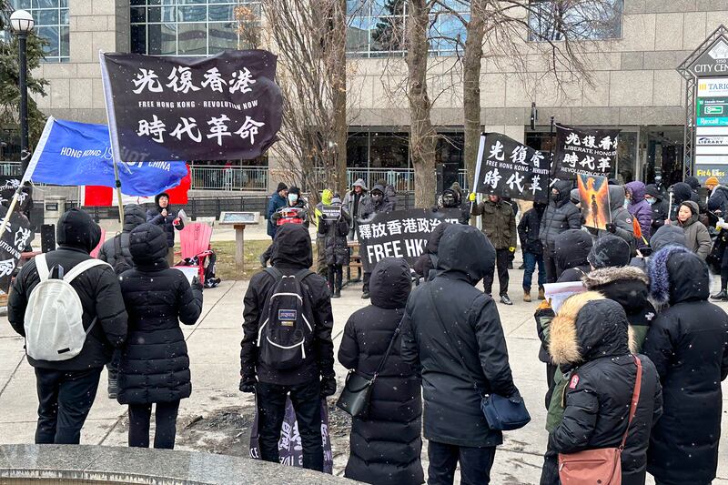 集會在嚴寒及風雪下進行,有近百名居加港人出席。(胡彗藍 攝)