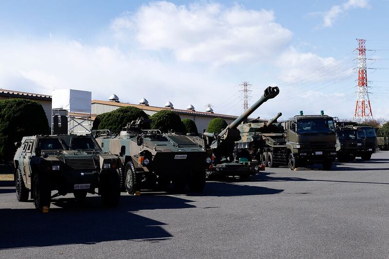 2021年11月27日,日本陆上自卫队(JGSDF)朝霞驻屯地接受检阅期间,现场展示(左起)包括轻型装甲车(LAV)、96式装甲输送车 (Type 96 Armored personnel carrier,简称WAPC)及FH-70式榴弹炮等。(Kiyoshi Ota / POOL / AFP)