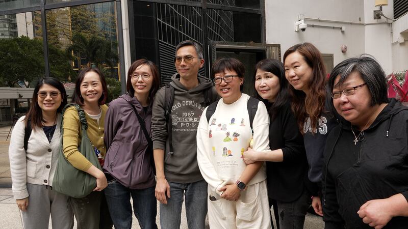陈虹秀（右四）抵达法院时有大批亲友陪同，中间为金像奖导演周冠威（中）