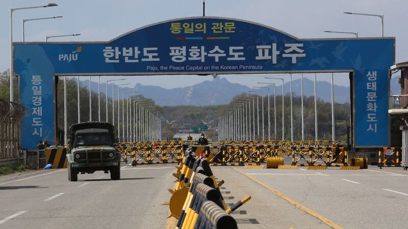 2020年4月21日,一辆韩国军用卡车越过统一桥,通向韩国坡州市非军事区的板门店。(美联社)