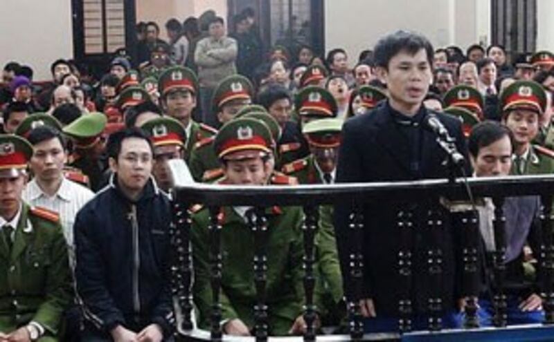 Anh Đặng Xuân Diệu trước tòa. 