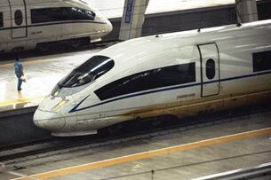 图片: 为京沪高铁打造的“CRH380BL”子弹列车停泊在北京南站。 (法新社图片)