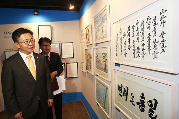 경기도 안성시 하나원 본원에서 열린 '북한이탈주민 정착지원 전시관'개관식에서 홍용표 통일부 장관이 전시관을 둘러보고 있다.