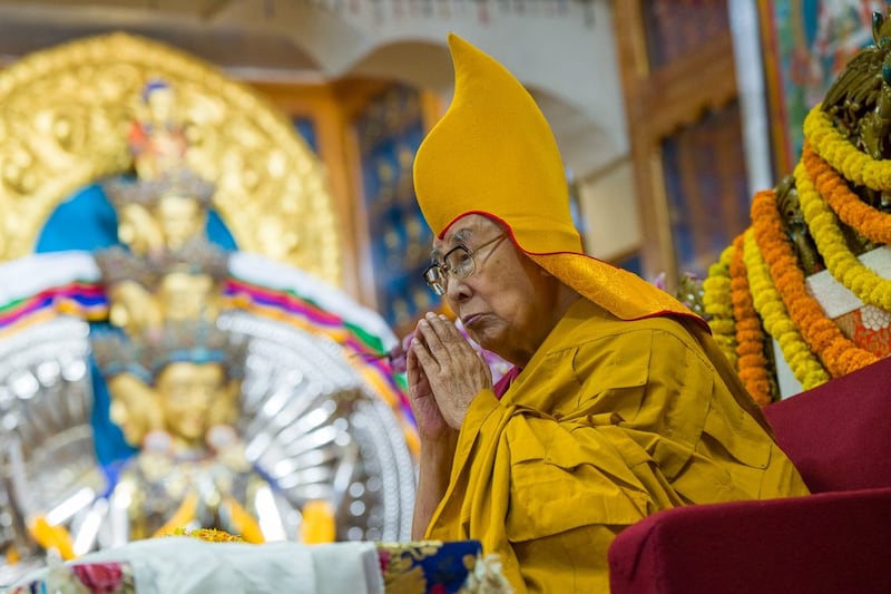 ཟླ་ ༢ ཚེས་༢༣ ཉིན་བཞུགས་སྒར་དུ་༧གོང་ས་མཆོག་ལ་བསྟན་བཞུགས་འབུལ་སྐབས།