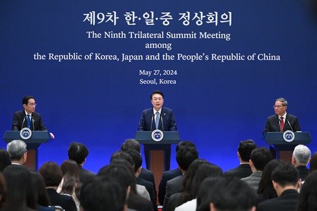 윤석열 한국 대통령이 27일 청와대 영빈관에서 열린 제9차 한일중 정상회의 공동기자회견에서 발언하고 있다. 왼쪽부터 기시다 후미오 일본 총리, 윤 대통령, 리창 중국 국무원 총리.