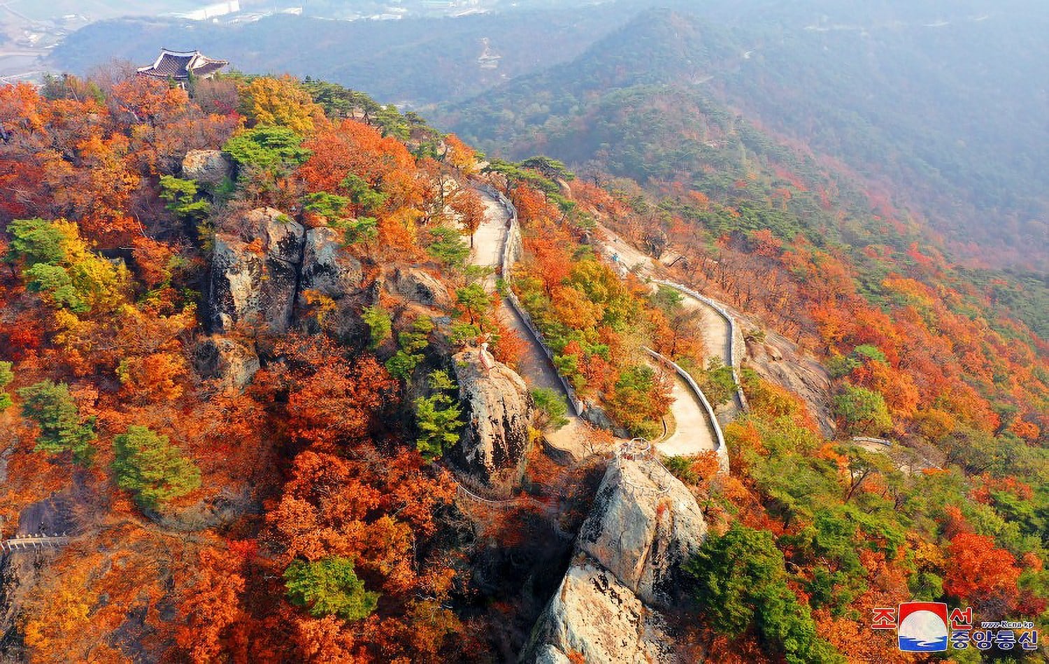 북한 조선중앙통신은 "룡악산에 이채로운 가을 풍경이 펼쳐졌다"고 지난 3일 보도했다. 평양시 만경대구역에 위치한 룡악산은 산봉우리의 모습이 용처럼 하늘을 향해 나는 듯하여 그 이름이 붙었으며 '평양의 금강산'이라고도 불린다. [조선중앙통신 홈페이지 캡처]