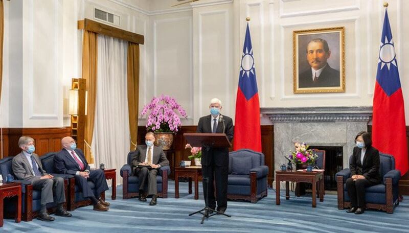 美国前联邦参议员杜德表示,自己是应老朋友拜登请托来台。( 总统府提供)