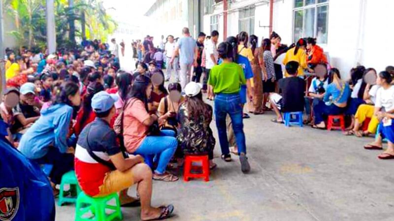 စက်ရုံပိတ်သိမ်းမှုကြောင့် အလုပ်နားခံရသည့် GTIG အထည်ချုပ်စက်ရုံက အလုပ်သမားများအား ၂၀၂၃ ခုနှစ်၊ ဖေဖော်ဝါရီလ ၂၈ ရက်နေ့က တွေ့ရစဉ်။ (Photo: STUM)
