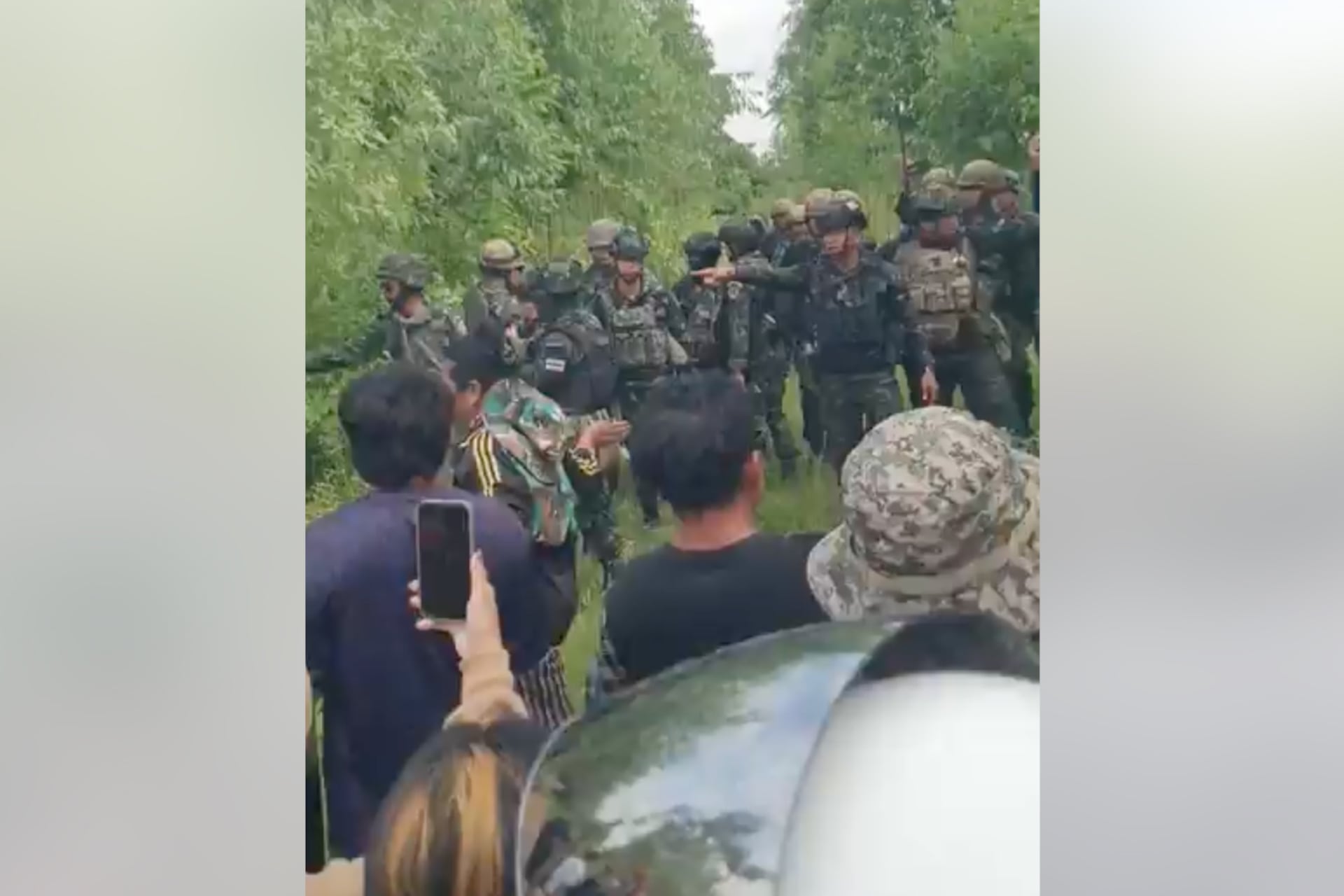 Cambodian citizens blocked a group of Thai soldiers who entered Cambodian territory and tried to spread more barbed wire in Chok Chey Village, O’Bei Chon Commune, O’Chrov District, Banteay Meanchey Province on September 4, 2025.