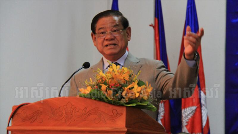 នាយករដ្ឋមន្ត្រីស្តីទី និងជារដ្ឋមន្ត្រីក្រសួងមហាផ្ទៃ លោក ស ខេង ថ្លែងក្នុងពិធីប្រកាសផ្ទេរភារកិច្ច និងតែងតាំងមុខតំណែងអភិបាលថ្មីខេត្តកំពត នាសាលាខេត្តកំពត នៅព្រឹកថ្ងៃទី២២ ខែមីនា ឆ្នាំ២០១៦។
