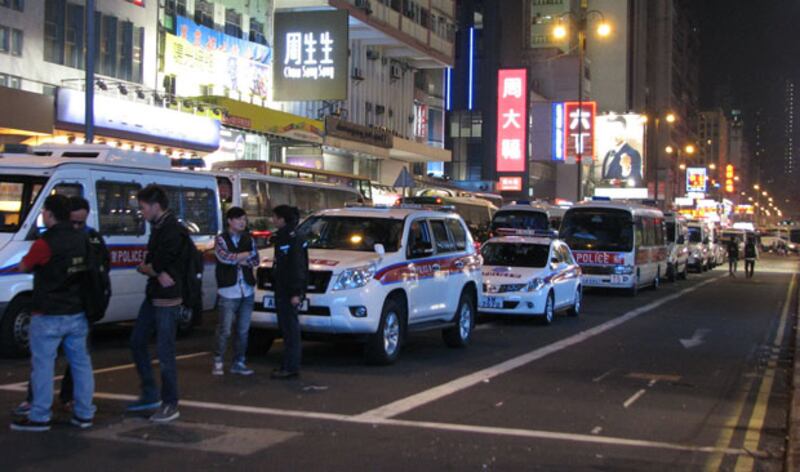 香港警方於本周二（11月18日）凌晨時份，已在旺角一帶停泊了至少20部大型警車兼3部大型旅遊車，似準備為執行清場禁制令時所需。（劉雲攝）