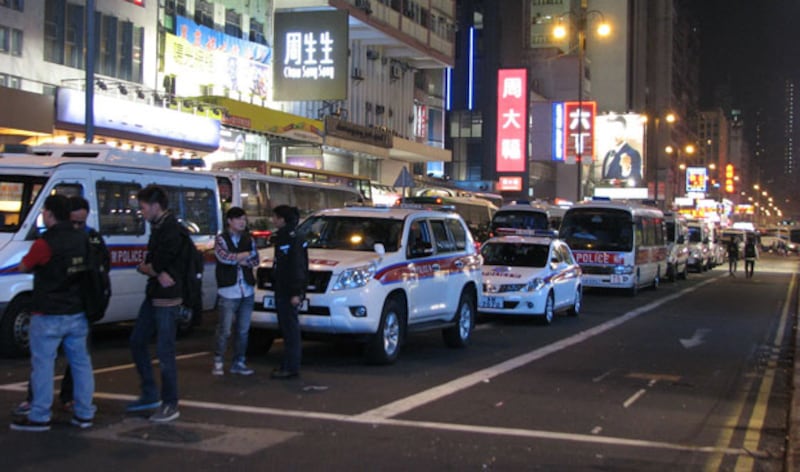 香港警方於本周二(11月18日)凌晨時份,已在旺角一帶停泊了至少20部大型警車兼3部大型旅遊車,似準備為執行清場禁制令時所需。(劉雲攝)