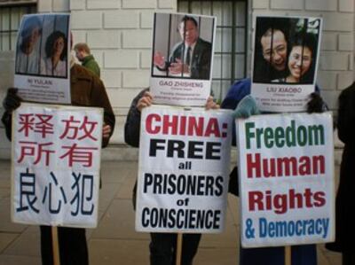 图片：英国华维藏团结会日前在中国使馆前，高声呼吁中国当局立即释放高智晟等数千名中国良心犯（英国华维藏团体提供）