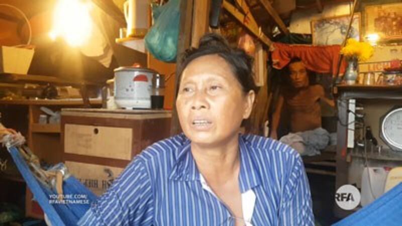 Một người sống ở nghĩa trang. 