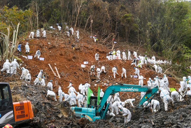搜救人員繼續在失事現場搜尋飛機殘骸、遺骸和遺物。（美聯社）
