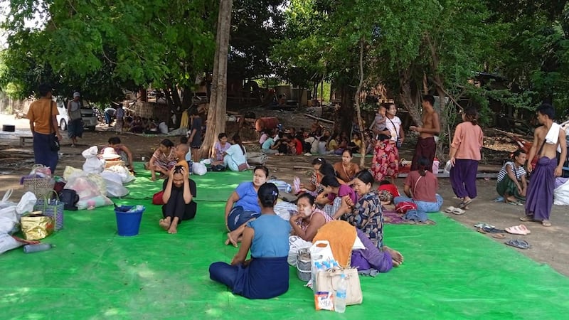 မြင်းခြံမြို့နယ်မှ စစ်ဘေးဒုက္ခသည်များအား ၂၀၂၄ ခုနှစ် မေလ ၂၀ ရက်နေ့က တွေ့ရစဉ်။ (ပြည်သူ့ကာကွယ်ရေးတပ်ဖွဲ့ မြင်းခြံ ဓာတ်ပုံ)