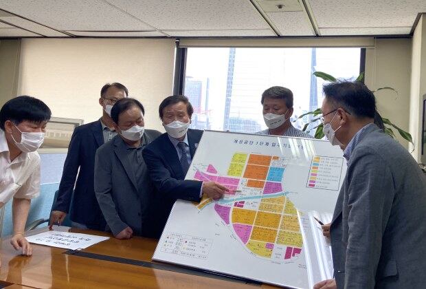 개성공단에 입주한 한국 기업인들이 17일 기자설명회 후 개성공단 지도를 보이며 북한이 16일 폭파한 남북공동연락사무소의 위치를 설명하고 있다.