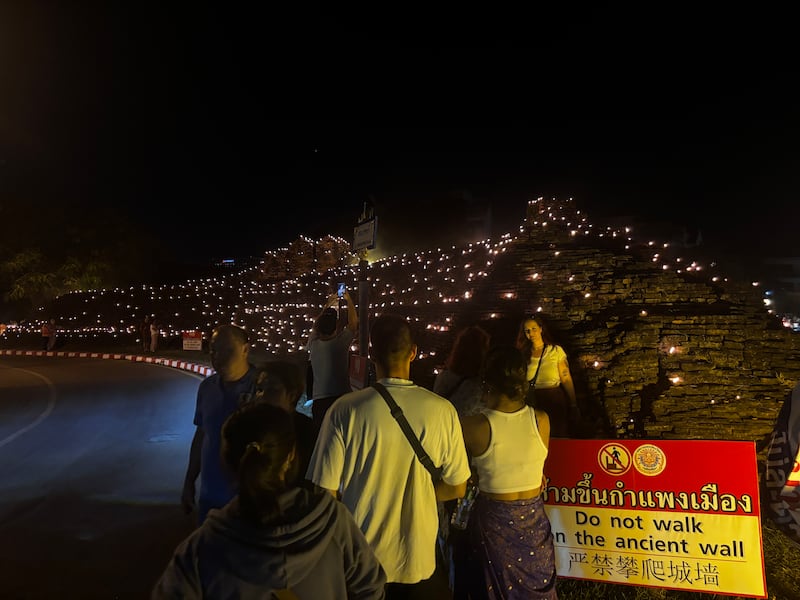 ထိုင်းနိုင်ငံ ချင်းမိုင်မြို့တွင် လွယ်ကထုံ ခေါ် မီးမျှောပွဲတော် လာရောက်လည်ပတ်သူများအား၂ဝ၂၄ ခုနှစ် နိုဝင်ဘာ ၁၅ ရက်နေ့က တွေ့ရစဉ်။ (Photo : RFA)
