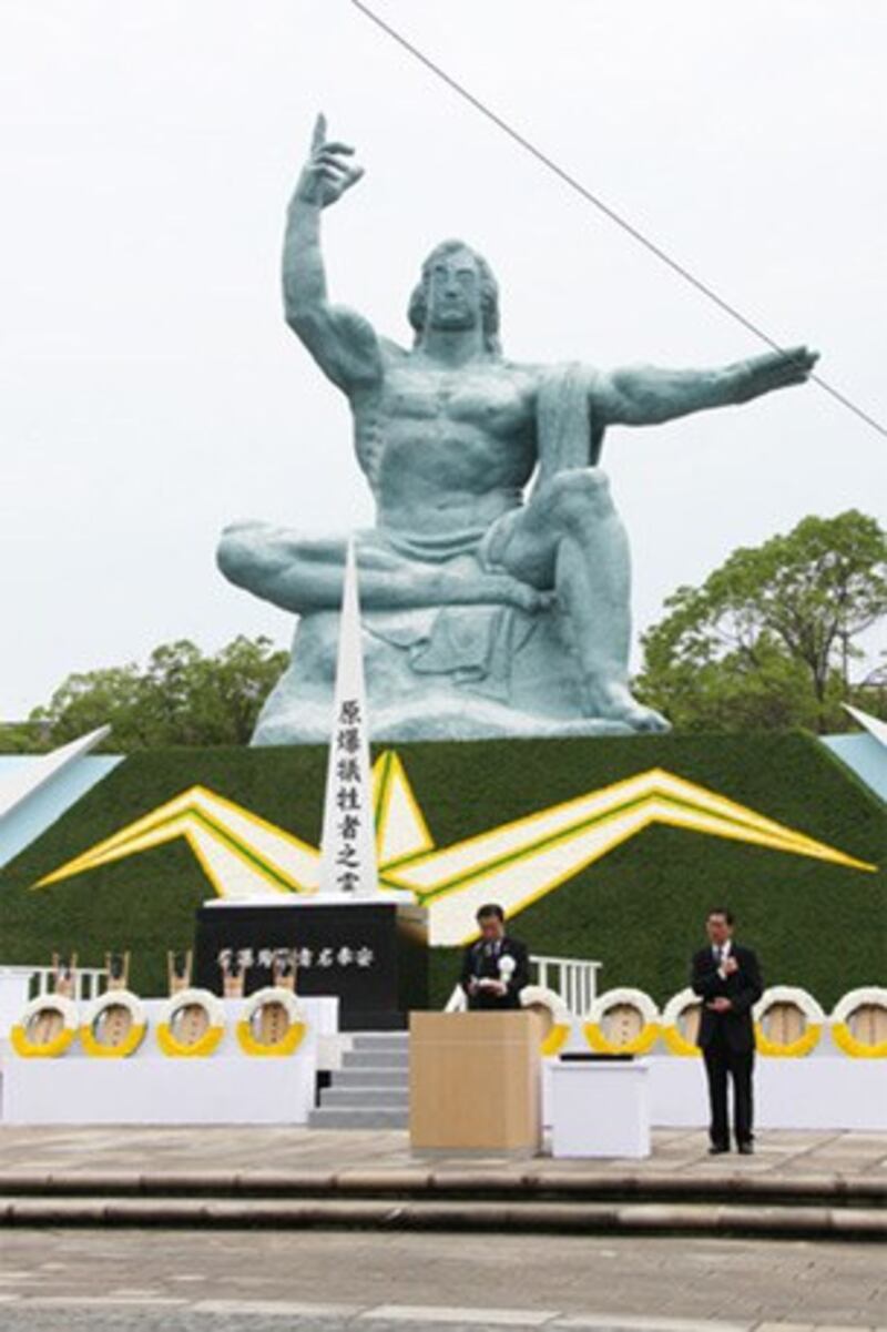 图片： 纪念仪式在和平公园举行。 （记者南洲提供）