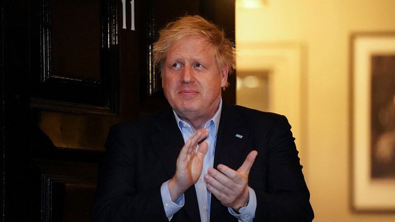 2020年4月2日，英国首相约翰逊向奋战在抗疫一线的医生、护士和护理人员鼓掌致敬。（路透社）