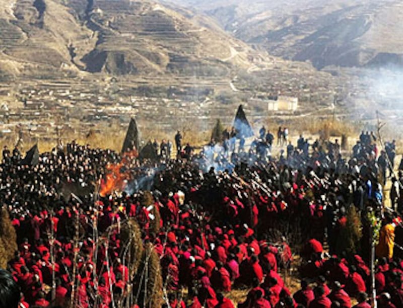 大約千名隆務寺僧人及藏民到寺院後山，替死者進行火化儀式。（由自由西藏提供）