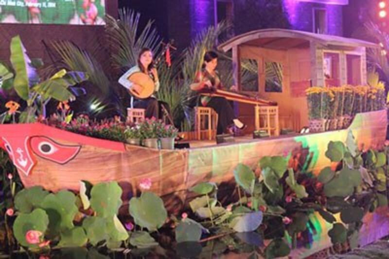 Biểu diễn Đờn ca tài tử tại Lễ đón nhận bằng của UNESCO vinh danh nghệ thuật Đờn ca tài tử Nam Bộ là Di sản văn hóa phi vật thể đại diện của nhân loại tại TPHCM. Courtesy giaoduc.net.vn