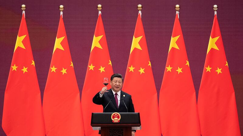 2019年4月26日，中国国家主席习近平在人民大会堂为参加“一带一路”峰会的各国领导人举办的欢迎宴会上举杯。（美联社）