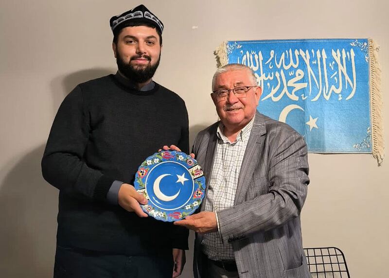 شەرقىي تۈركىستان ۋەخپىسىنىڭ سابىق رەئىسى ھامۇتخان كۆكتۈرك ئەپەندى «شەرقىي تۈركىستان دەۋايىمىز» ناملىق كىتابنىڭ ئاپتورى بارىش قۇرت ئەپەندىگە سوغا تەقدىم قىلدى. 2023-يىلى ئۆكتەبىر، تۈركىيە.