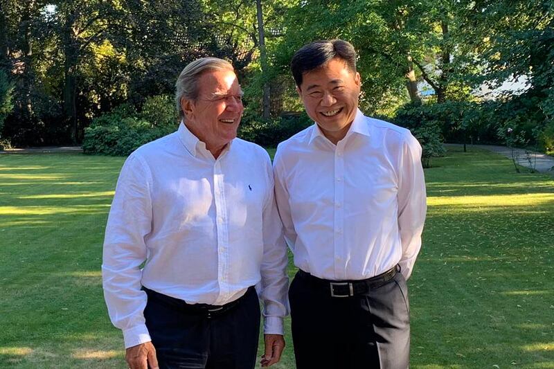 施羅德在卸任後,除與俄羅斯外,也與中國往來密切。圖片為2020年8月,施羅德在中國駐德國大使吳懇的私人官邸與其會面。(中國駐德國使館推特)