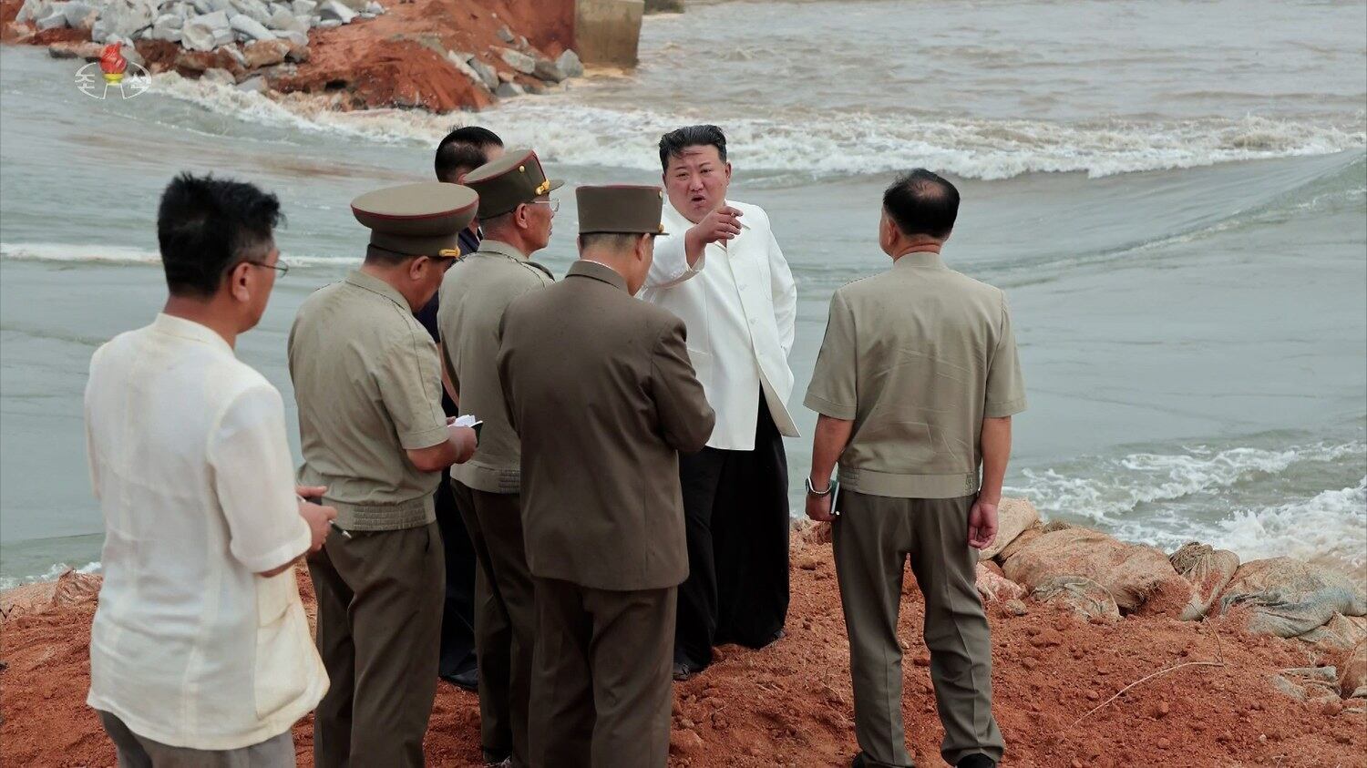 북한 국무위원장이 지난 21일 평안남도 간석지건설종합기업소 안석간석지 피해복구 현장을 현지지도 하고 있다. 이곳은 간석지 제방 배수 구조물 설치 공사가 제대로 이뤄지지 않아 바닷물에 제방이 파괴되면서 간석지 구역이 침수됐다고 한다. [조선중앙TV 화면]
