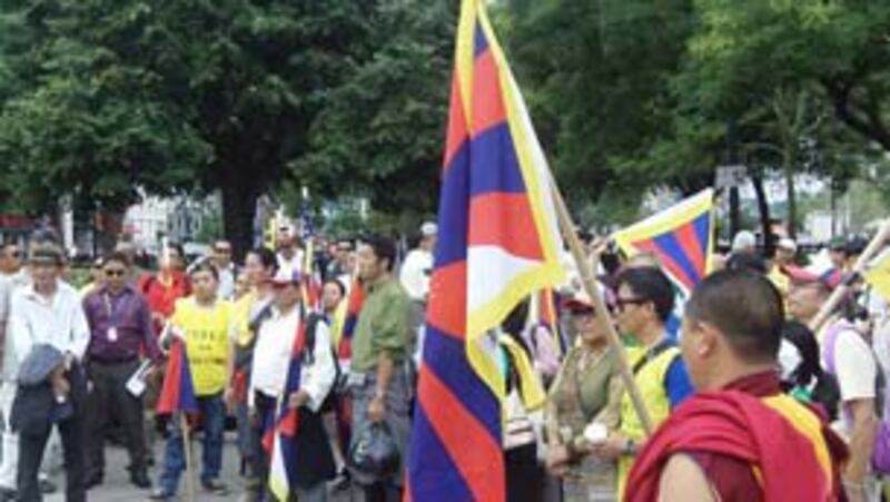 图片:流亡藏人举行“真相的火焰”全球传递活动(记者寇天力摄)。