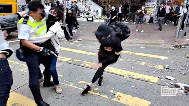 2019年11月11日上午，香港警察实弹射击一名年轻男子。（路透社）