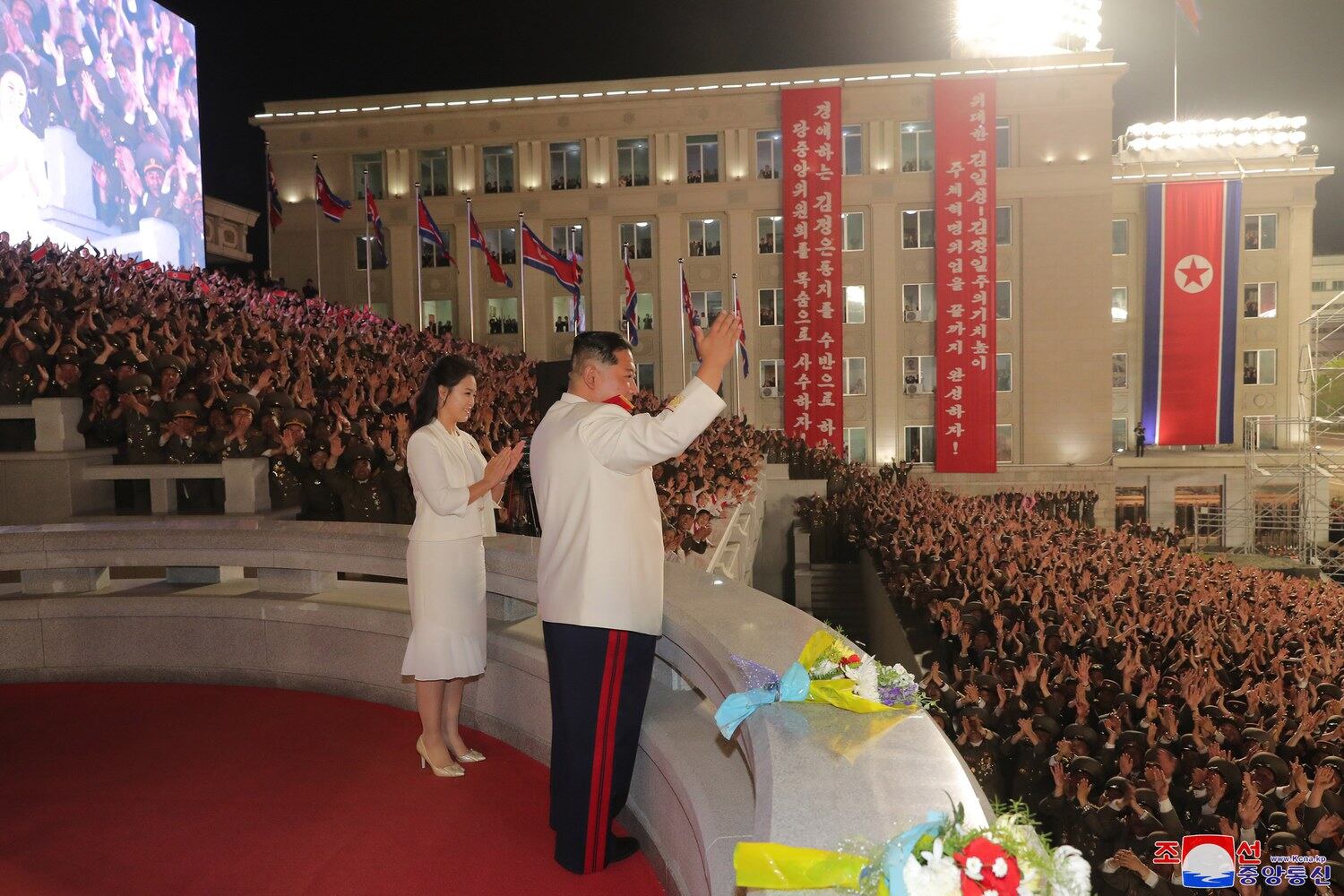 북한이 조선인민혁명군(항일유격대) 창건 90주년인 지난 25일 저녁 평양 김일성광장에서 열병식을 개최했다고 북한 관영매체인 조선중앙통신이 26일 보도했다.