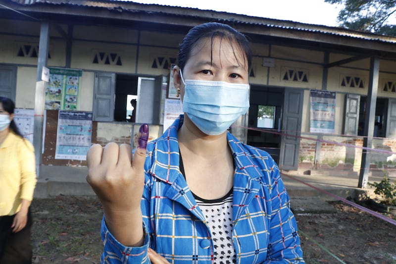 နေပြည်တော်၊ ဇေယျာသီရိမြို့နယ်တွင် ဆန္ဒမဲလာထည့်သူတစ်ဦးအား ၂၀၂၀ ပြည့်နှစ် နိုဝင်ဘာလ ၈ ရက်နေ့က တွေ့ရစဉ်။ (Photo: RFA)
