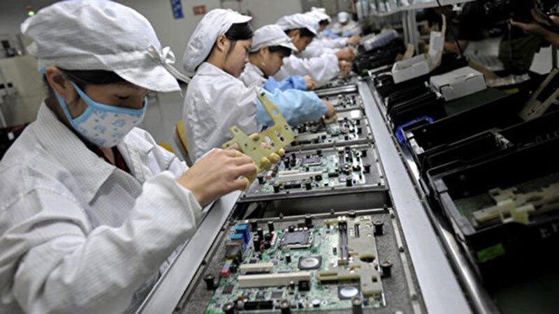 广东人口增量较其他身份快，与广东高端制造业、信息经济等新兴产业的发展，吸引了大量的就业人口。图为深圳一家工厂工人正在组装电子原件。（资料图/法新社）