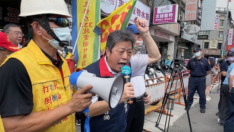 蓝营人士钱达等在国民党外为郭台铭抱不平，质疑征召标准凭主席说了算。（记者夏小华摄）