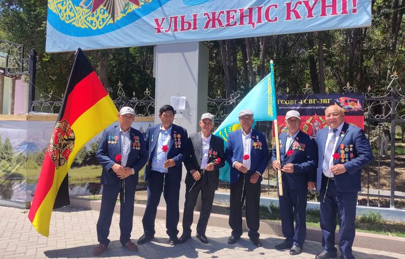 ناتسىستلار گېرمانىيەسىگە قارشى ئۇرۇشتا قۇربان بولغان قېرىنداشلىرىنى خاتىرىلەپ، خىزمەت كۆرسەتكەنلەرگە ھۆرمەت بىلدۈرۈپ ئۆتكۈزۈلگەن پائالىيەتتىن كۆرۈنۈش. 2024-يىلى 9-ماي، ياركەنت، قازاقىستان.